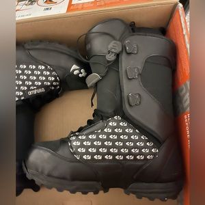 womens thirtytwo snowboard boots size 9